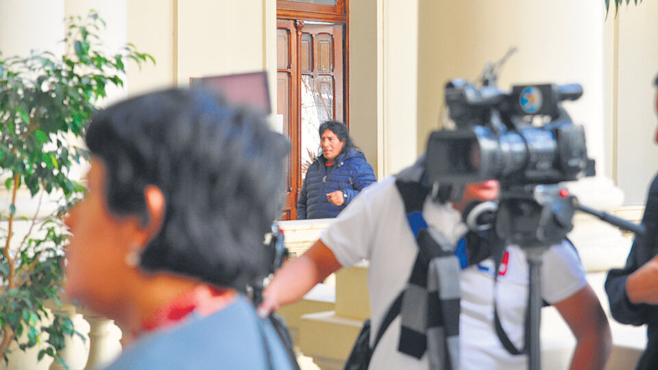 Arellano en la puerta del despacho de Freddy Morales, secretario de la Gobernación y hermano de Gerardo.