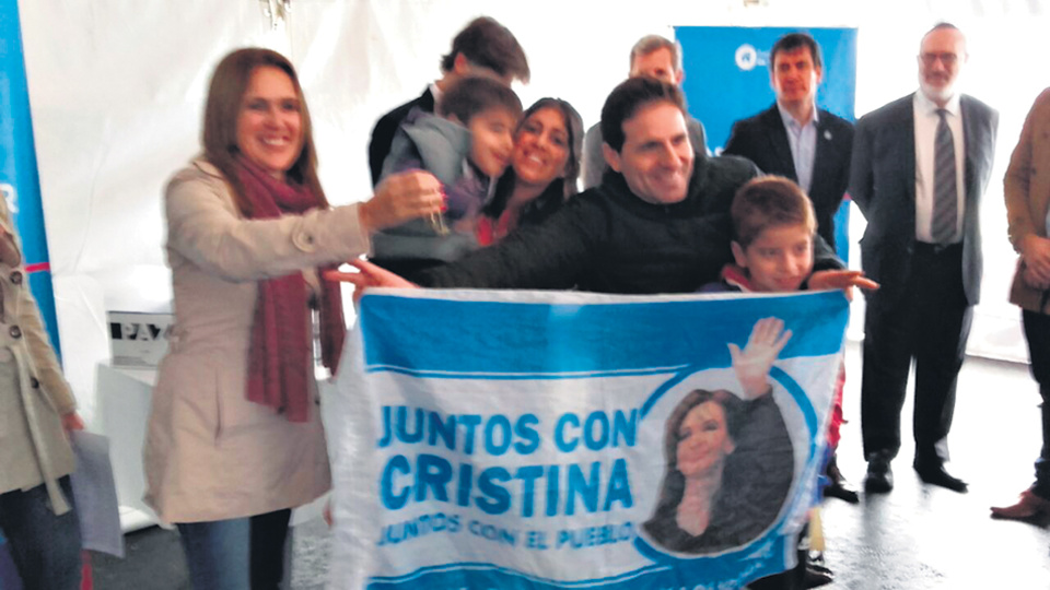 Los vecinos esperaron a los funcionarios de Cambiemos con carteles de reconocimiento a CFK.