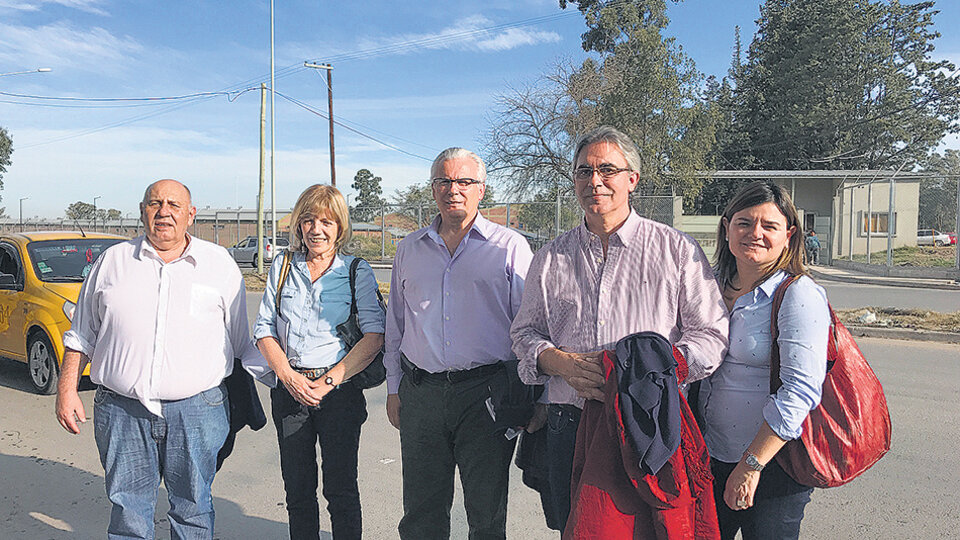 Juan Castelucci, Ana Jaramillo, Baltasar Garzón, Remo Carlotto y María Isabel Ricciardi, de la Universidad de Lanús, tras la visita.