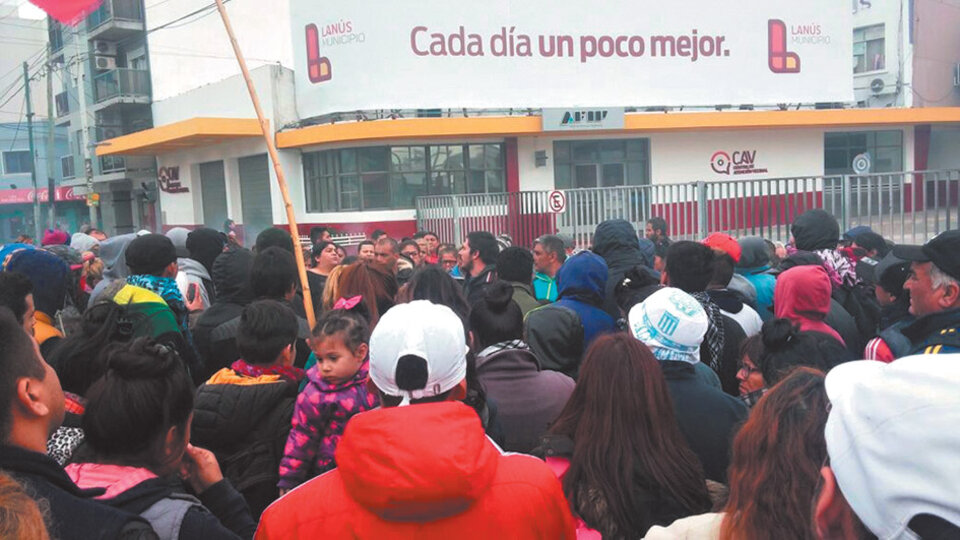 Los vecinos protestaron frente a la sede de Edesur en la avenida Pavón, en Lanús.