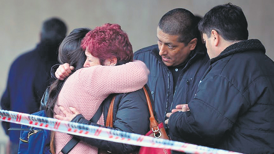 Familiares de las víctimas se encuentran envueltas en llanto después de arribar a Mendoza.