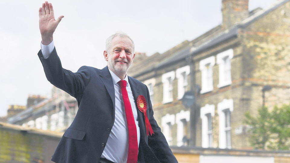 Corbyn saluda antes de votar en el distrito de Islington en Londres. Condujo al Partido Laborista a una buena elección.