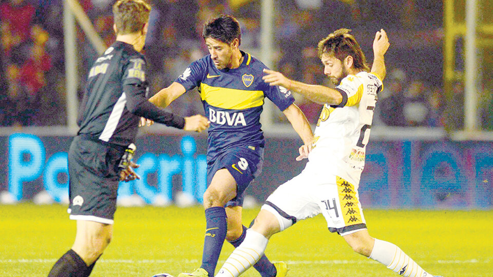 Pablo Pérez lucha por la pelota frente a Parnisari.