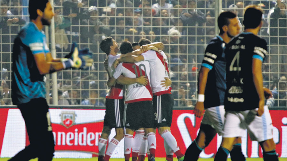 Los jugadores de River se abrazan con Moreira, autor del primer gol de River en Tucumán.