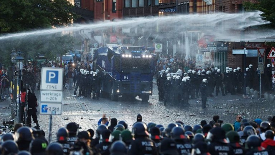 La policía usó carros hidrantes y gases para dispersar a más de 10 mil personas