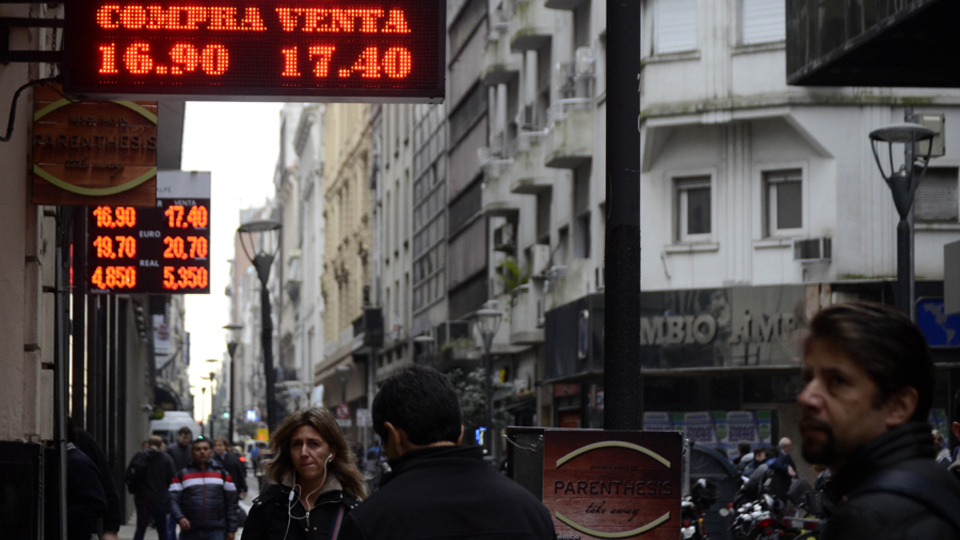 El dólar subió 22 centavos y llegó a 17,40