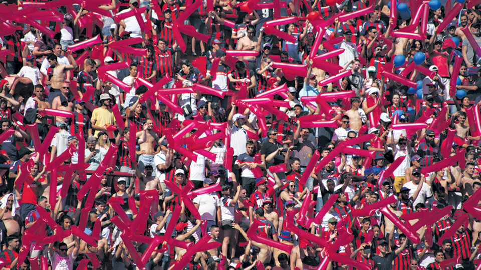 Con la mirada perdida en una tribuna. El Gobierno dio de baja Fútbol para Todos, que ahora quedó en manos de dos cadenas internacionales.