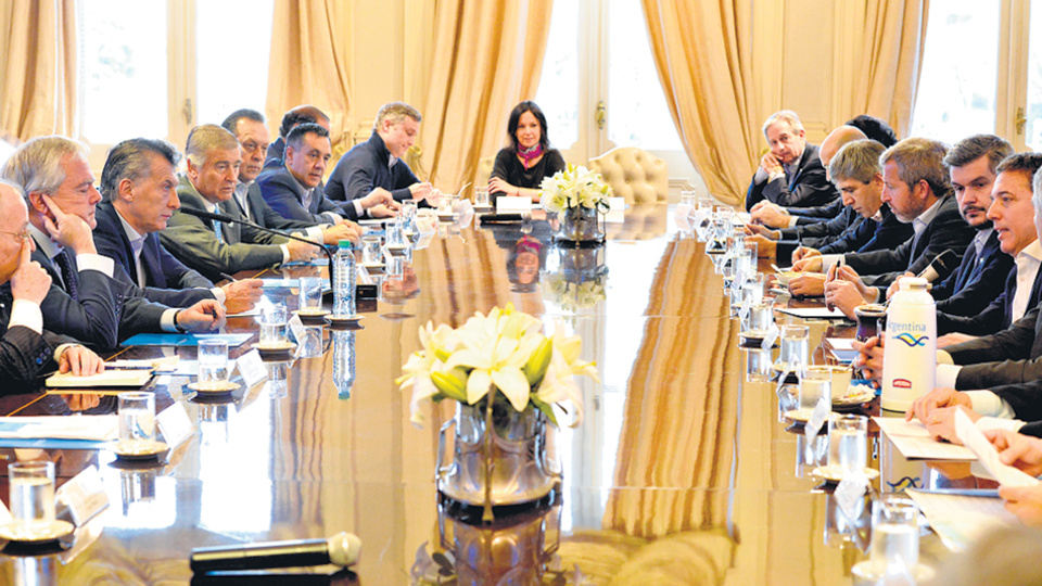 Los ministros y Mauricio Macri, en la reunión de gabinete realizada ayer por la mañana en Casa Rosada.