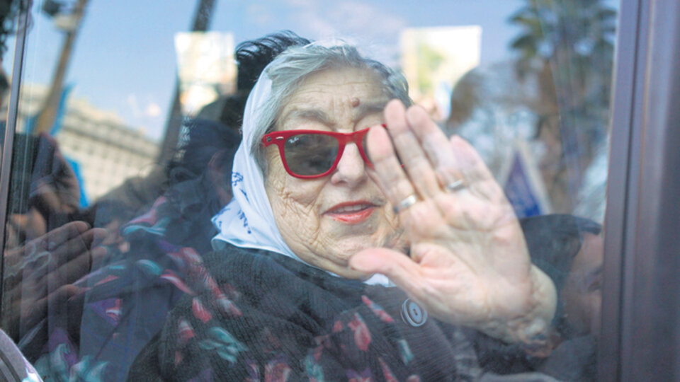 Hebe de Bonafini esperó a los síndicos cocinando en la sede de la Asociación Madres de Plaza de Mayo.