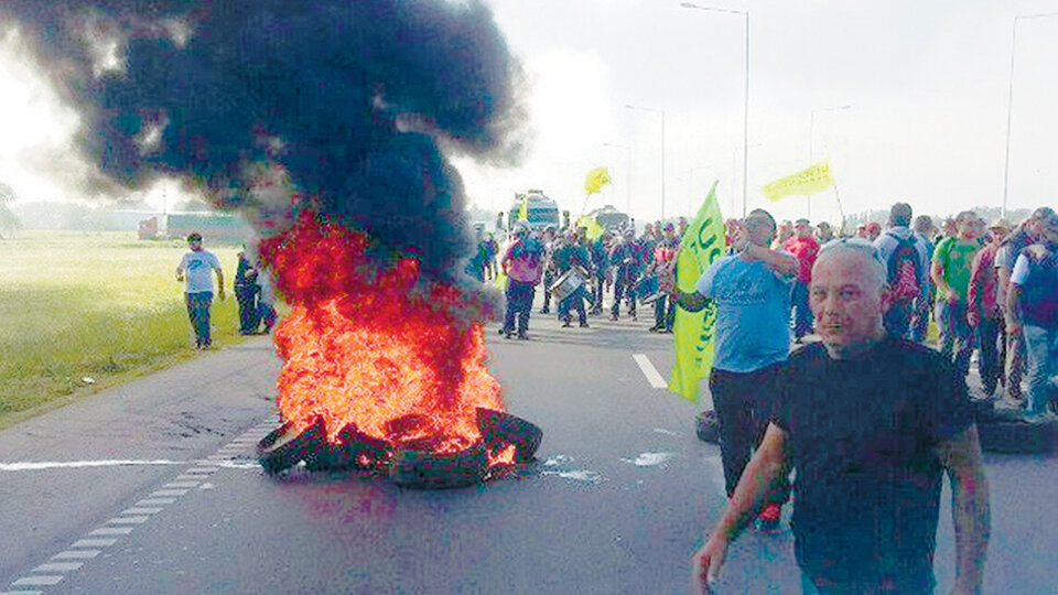 Trabajadores despedidos cortaron la entrada al puente Zárate Brazo Largo en reclamo por su situación.