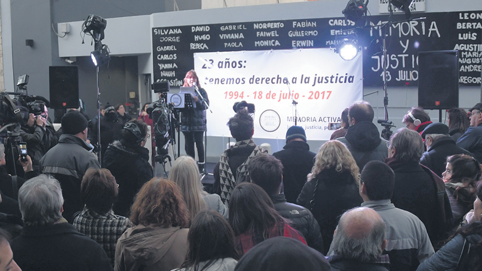 Diana Wassner fue la principal oradora del acto que se realizó por la tarde frente a la AMIA.