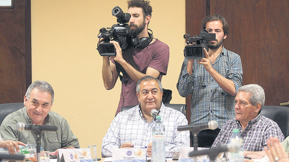 Carlos Acuña, Héctor Daer y Juan Carlos Schmid encabezarán el encuentro de hoy.