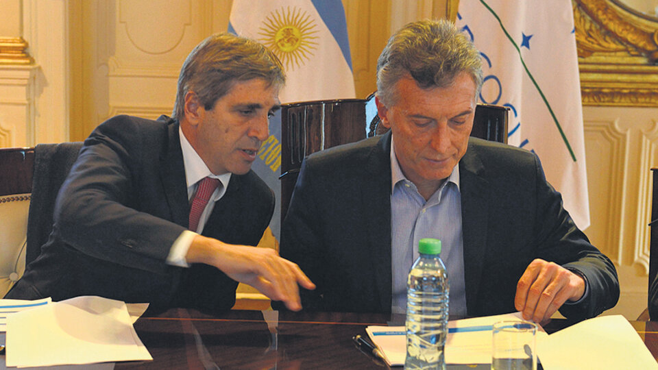 Mauricio Macri y su ministro de Finanzas, Luis Caputo, máximos responsables del acelerado endeudamiento.