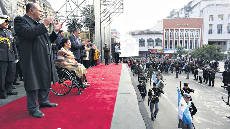 El rechazo a Michetti se manifestó a la salida de la catedral.