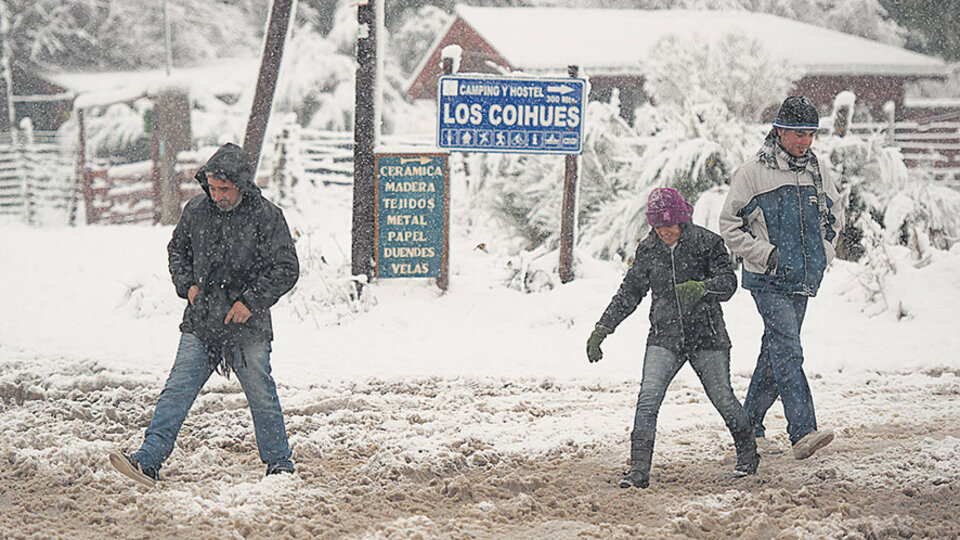 Las intensas nevadas afectaron los transportes y las clases.