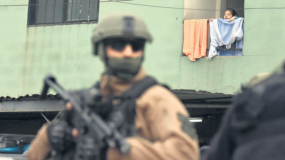 El operativo comenzó de madrugada y terminó de día, con una conferencia de prensa en el barrio.