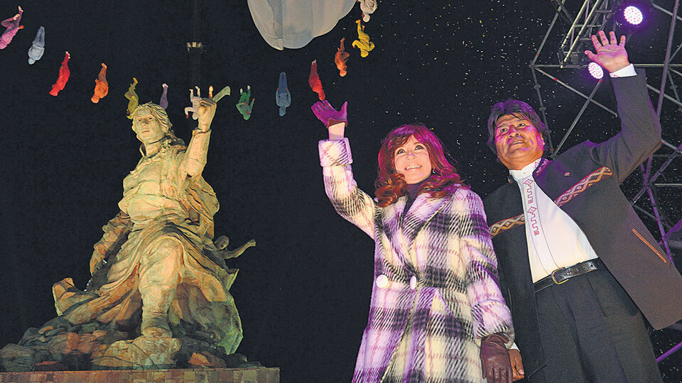 Cristina Kirchner y Evo Morales inauguraron el monumento a Juana Azurduy en abril de 2015.