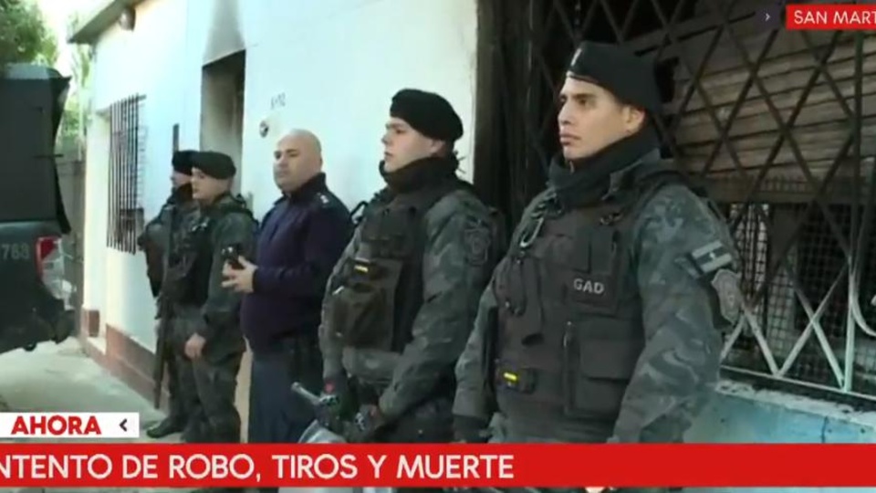 Efectivos policiales custodian la casa del policía que mató al joven.