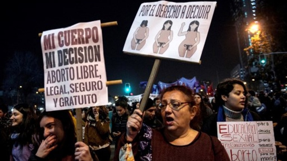 Marchas a favor y en contra de la ley ganaron las calles de Chile.