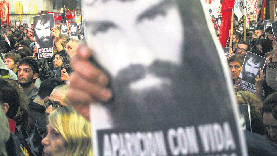Miles y miles de fotos de Santiago Maldonado fueron levantadas durante la masiva movilización a Plaza de Mayo.