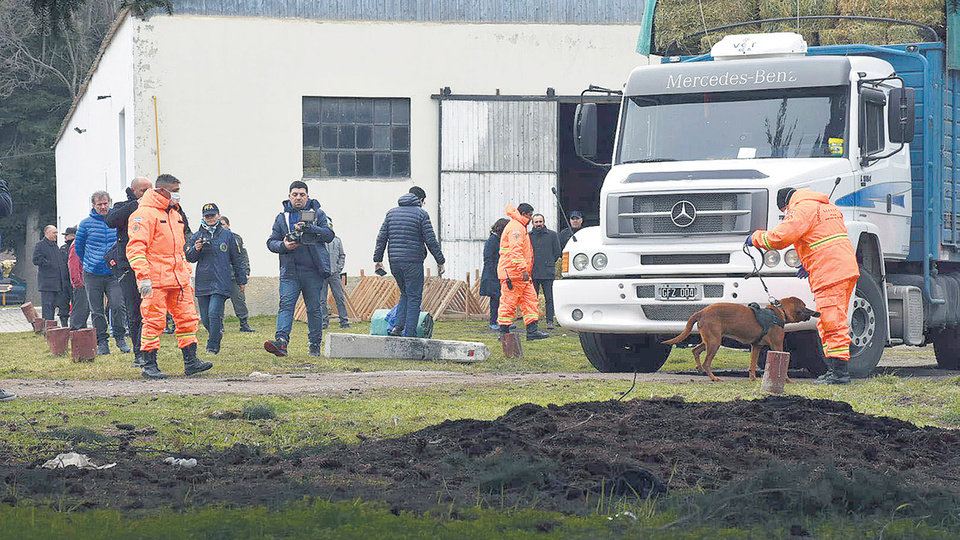 Ayer se realizaron rastrillajes con perros en los escuadrones, camiones unimog y camionetas de la Gendarmería.