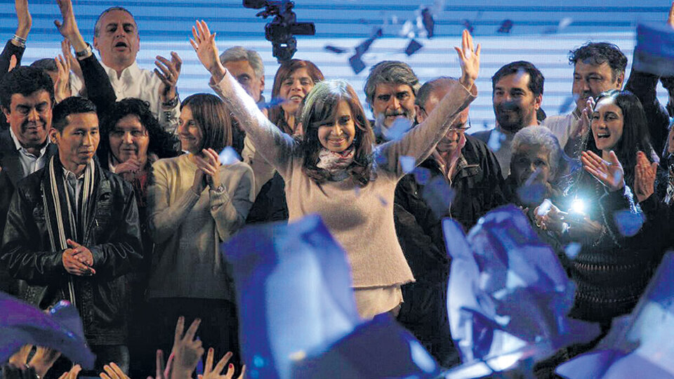 Cristina Kirchner, candidata de Unidad Ciudadana, se perfila como triunfadora en el escrutinio.