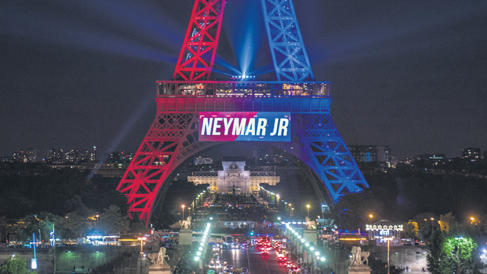 La Torre Eiffel se iluminó con los colores del equipo PSG para celebrar la llegada de Neymar.