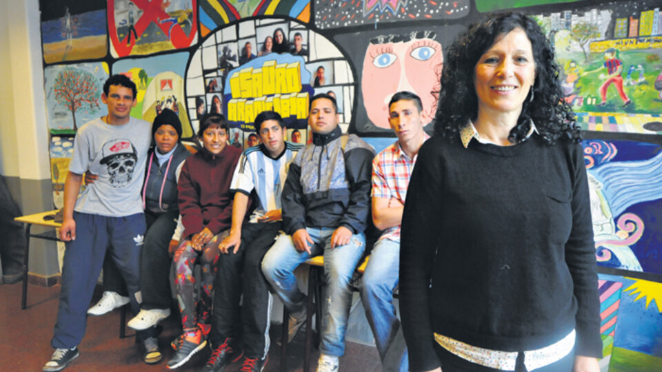 Susana Reyes, la directora del Instituto Isauro Arancibia, junto a algunos de los alumnos del establecimiento ubicado en la avenida Paseo Colón al 1300.