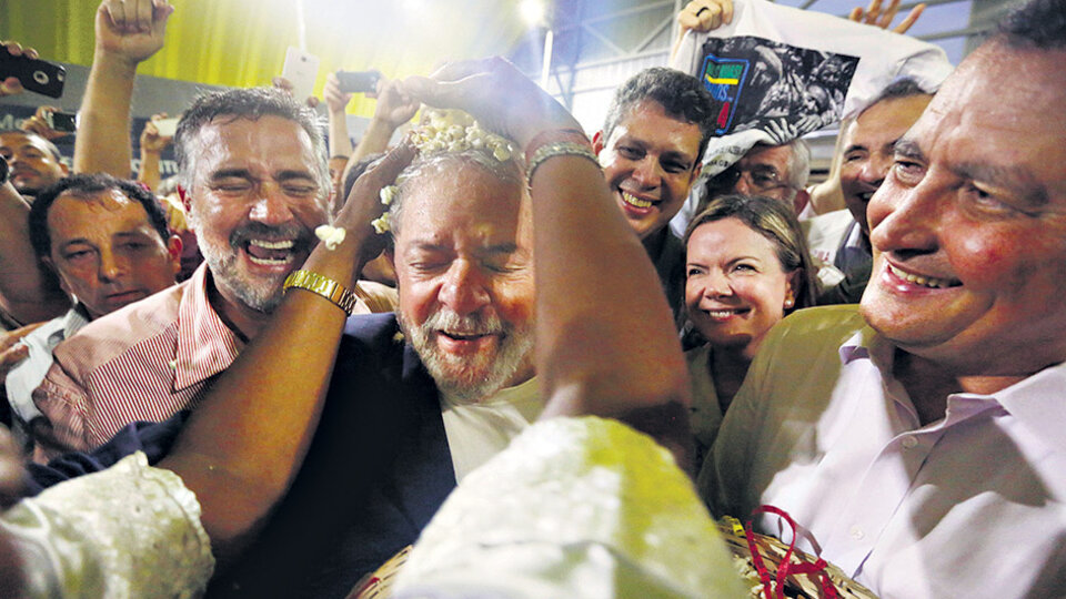 Simpatizantes saludan a Lula en Salvador, Bahía; el ex mandatario lidera los sondeos.