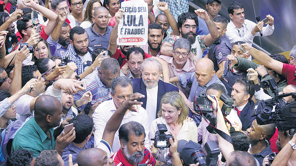 Miles de seguidores rodean a Lula durante una presentación en Salvador, estado de Bahía.