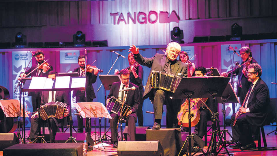 Osvaldo Piro y su orquesta colmaron el auditorio mayor de La Usina del Arte.