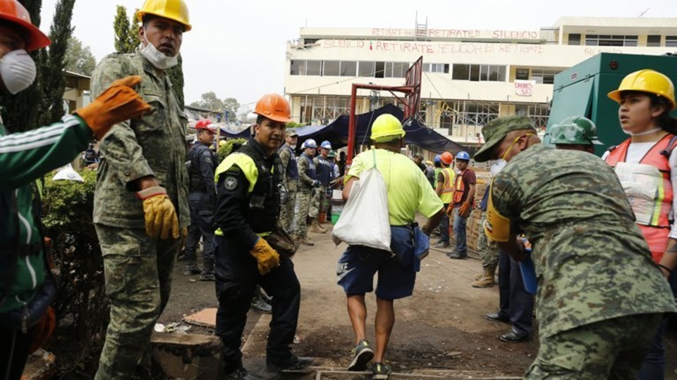 Labores de rescate en la zona donde se derrumbó el colegio al que se supuso que iba la inexistente Frida.