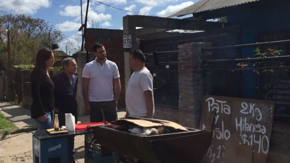 La ministra de Desarrollo Social junto al parrillero que vive de changas.