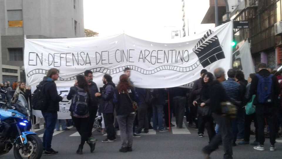 No vamos a dejar que nos quiten el derecho a tener un cine nacional" | Protesta frente al INCAA | Página|12