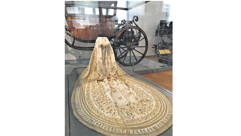 La cola del vestido de novia de Sissi, en el sector de los carruajes de Schonnbrunn.