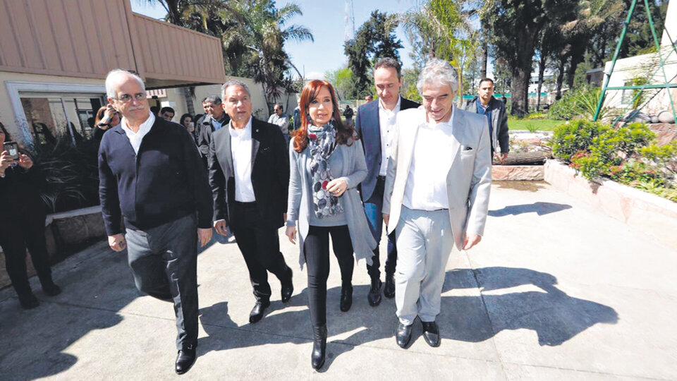 Cristina Kirchner recorrió ayer Ituzaingó junto a Jorge Taiana y al intendente Alberto Descalzo.