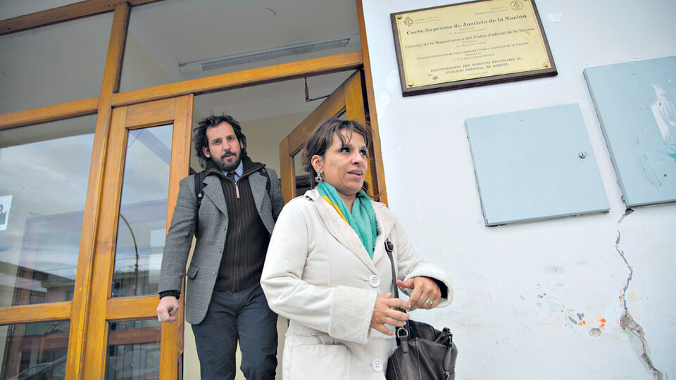 Verónica Heredia, abogada de la familia Maldonado, al salir del juzgado federal de Esquel.