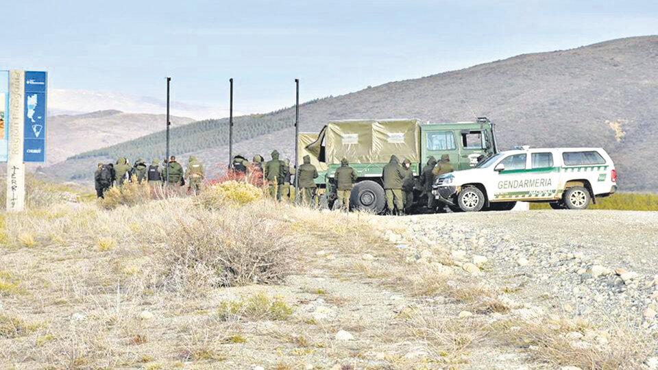 Un Unimog flanqueado por una hilera de gendarmes el 1 de agosto en el límite de la Pu Lof. Ailinco Pilquiman vio dos de esos camiones dentro.