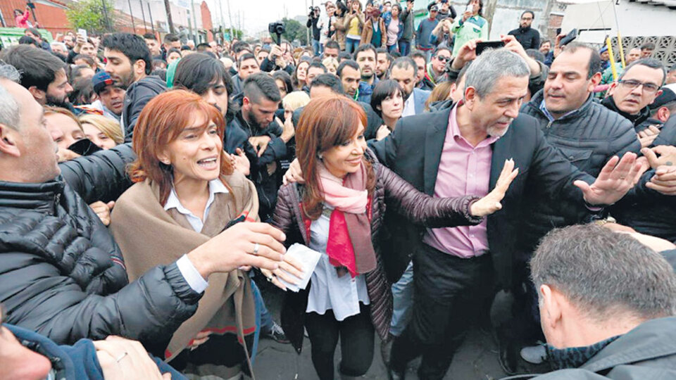 Cristina Kirchner caminó unas cuadras y generó un gran revuelo en Villa Corina.