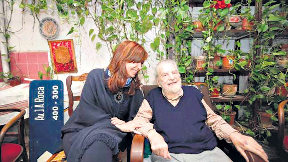Cristina Kirchner escuchó anécdotas de Osvaldo Bayer sobre su exilio en Alemania.