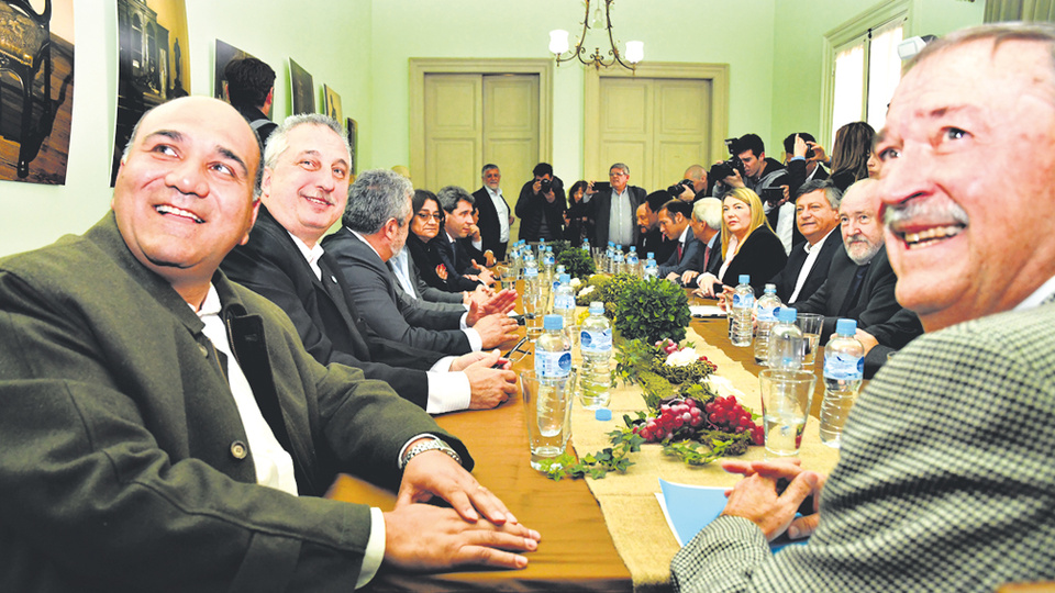 Los gobernadores y vices conversaron ayer alrededor de una mesa en la Casa de San Juan.