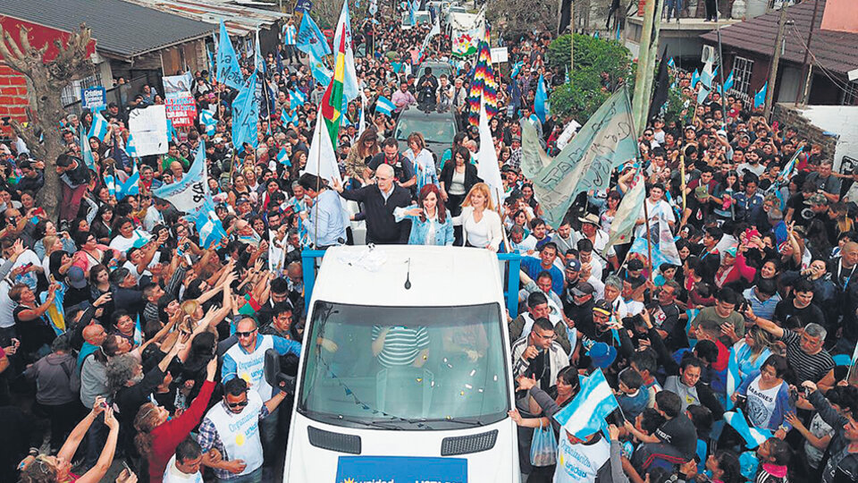 Cristina Fernández recorrió la localidad bonaerense de González Catán en la Caravana Ciudadana.