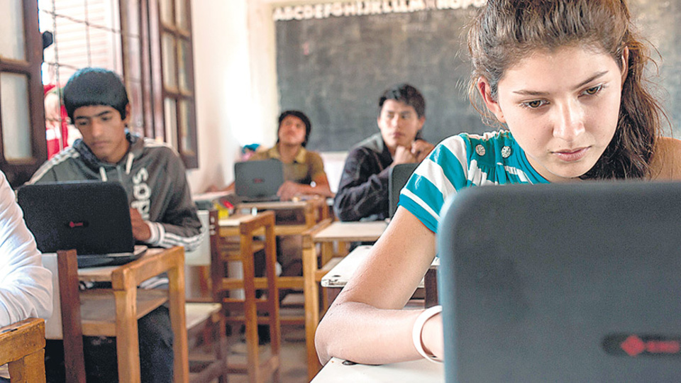 Los chicos manejan bien las herramientas digitales, pero no alcanza.