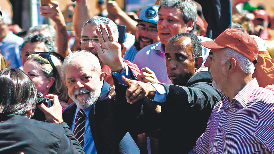 Lula da Silva fue a declarar acompañado de militantes del PT y campesinos sin tierra.