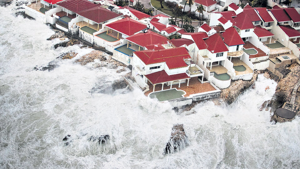 Fotografía aérea de Saint Maarten, con los embates del mar en los edificios.