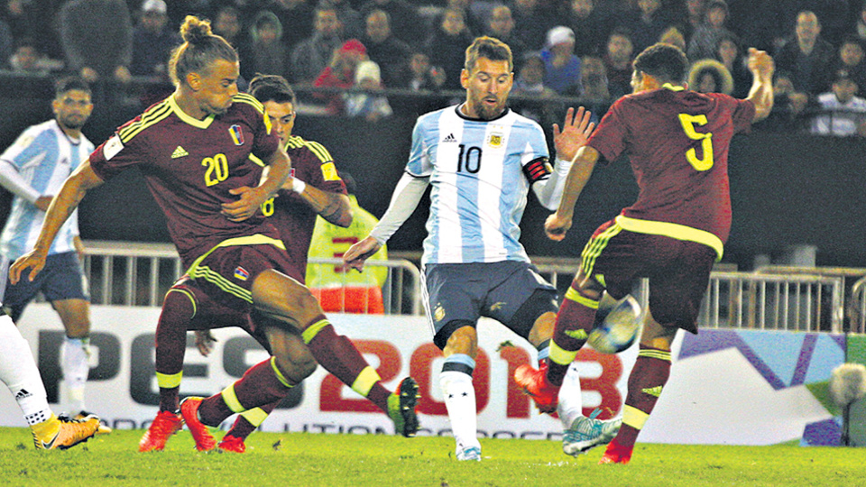 Messi intenta pasar entre Figuera y Fletscher. El capitán fue de lo mejorcito de Argentina.