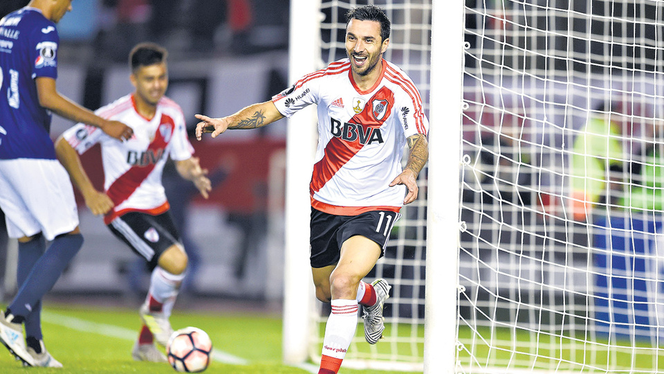 Ignacio Scocco mostró toda su capacidad goleadora en el estadio Monumental.