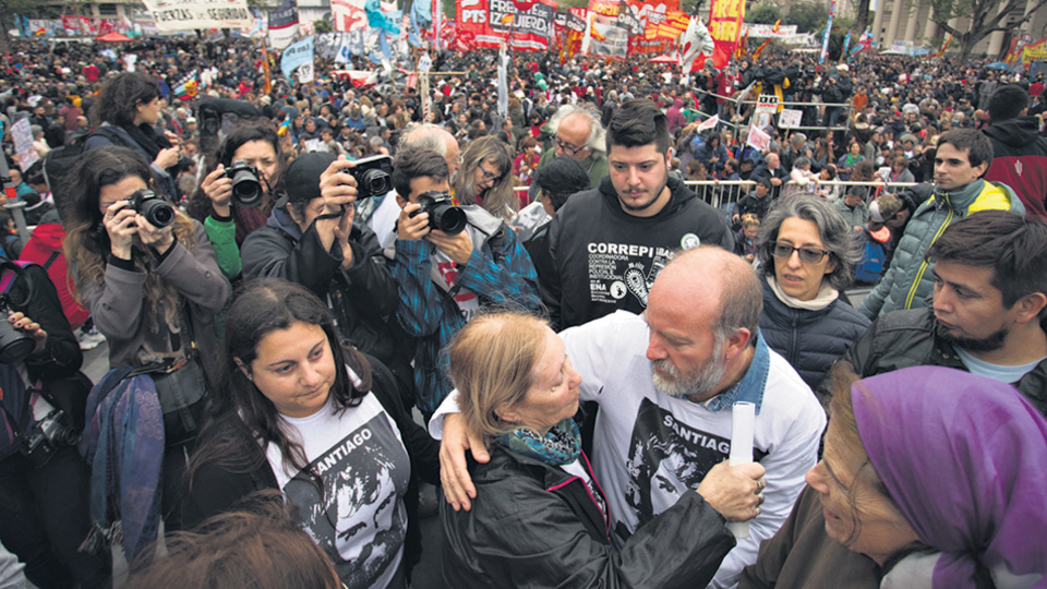 La madre y el hermano de Santiago Maldonado, en un abrazo antes del acto que convocó a unas 100 mil personas, según los organizadores.