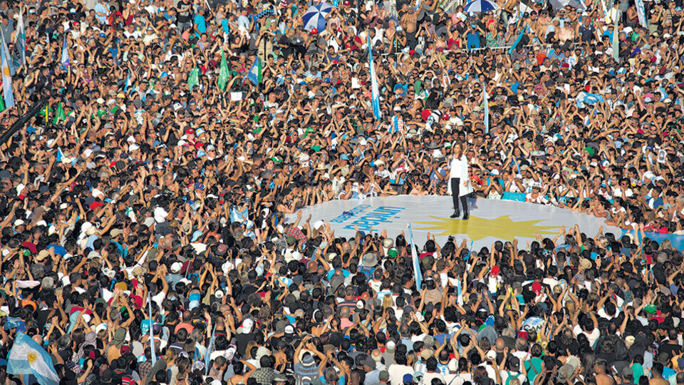 Cristina Kirchner habló en una plataforma ubicada en el centro de un campo de juego repleto de gente.