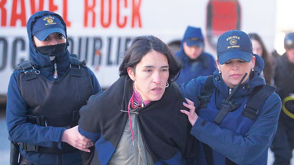 Romina Jones Huala en el momento de su detención en San Carlos de Bariloche.